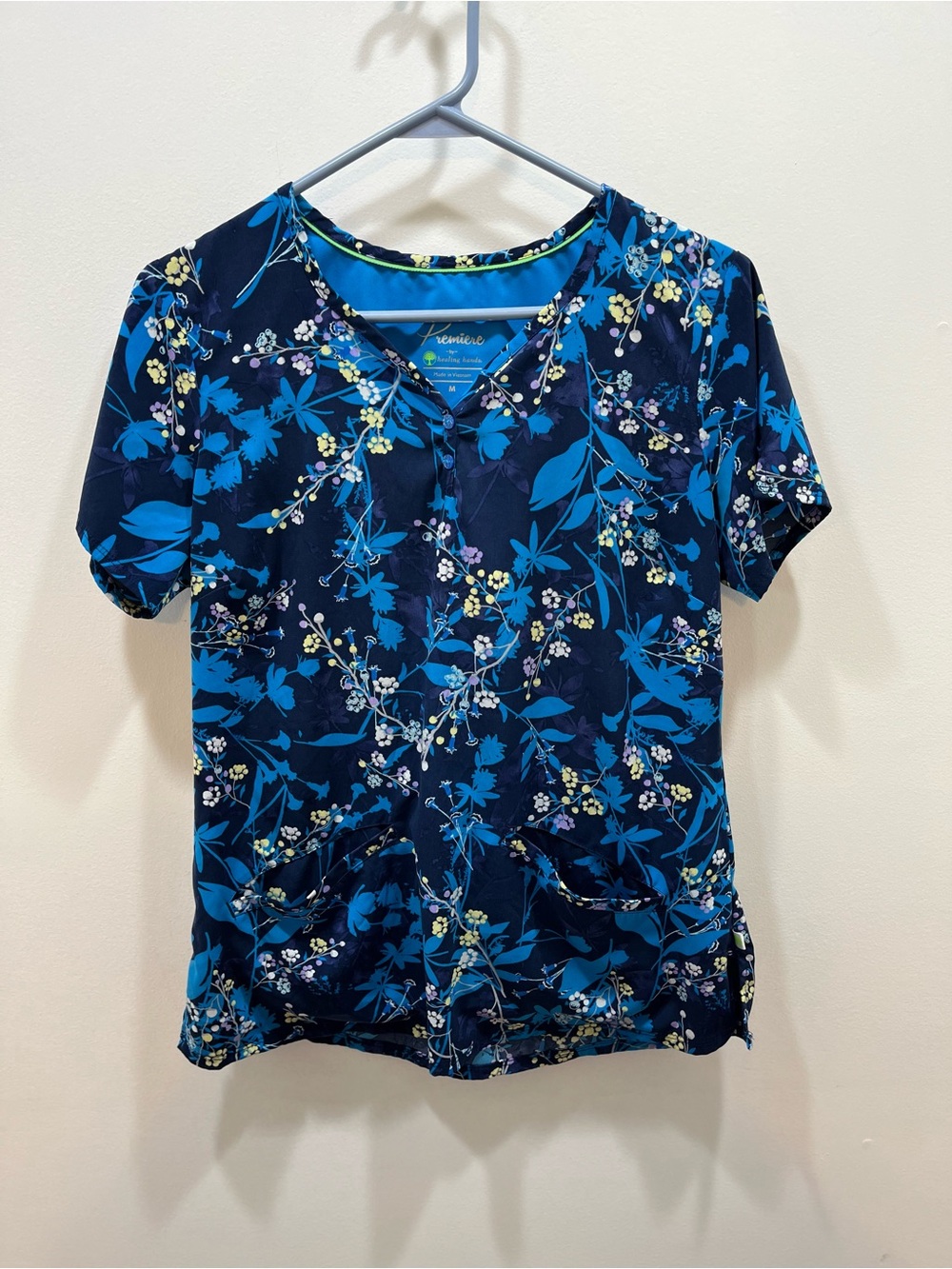 Premiere By Healing Hands Scrub Top Size M Stretch Floral